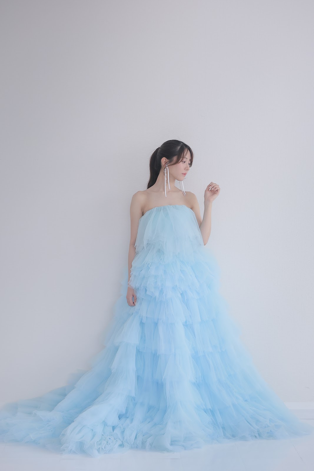 柔らかなチュールを重ねたブルーのベアトップドレス Bianca