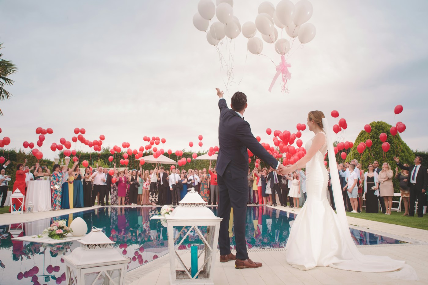バルーンとゲストに囲まれた結婚式の祝福のひととき
